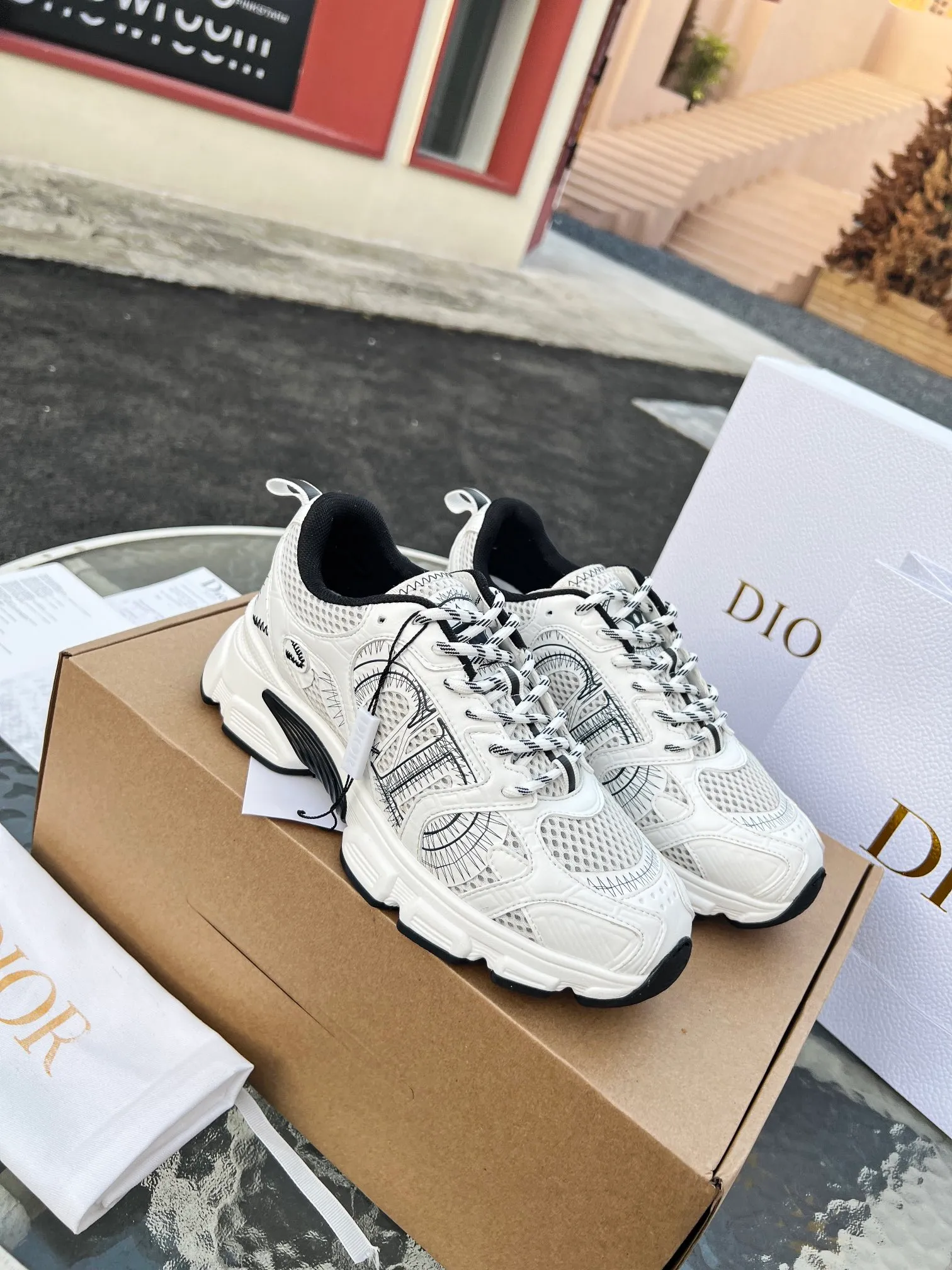 👟👟Ex-factory price 600👟👟 High version couple model🍸 Dior Dior | 2024 ˢˢDilraba, many stars have the same style. L’s 2024 spring and summer new products. The latest popular Chrono series, thick-soled mesh color-blocking running shoes, dad shoes, casual sports shoes series〰 Original purchase, development and production👍🏻This Dior Chrono sneaker is made of white and black mesh fabric with leather effect panels. The CD logo on both sides, the star patch on the tongue and the Dior logo on the heel, many details highlight the style. The two-tone laces, lightweight sole and star embellishment allow for a casual look all year round, complementing a variety of casual or elegant pieces. ♺Upper: Original imported first-layer cowhide + mesh ♺Inner lining: Original customized breathable lining ♺Outsole: Original molded EVA super light and super soft outsole ♺Heel height: 4.5cm ♺Size: Female 35-41 Male 39-45 (Female 40.41 Male 45 customized)